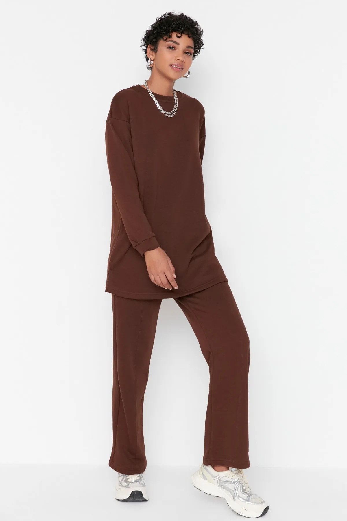 Trendyol Modest  Braunes Basic-Strick-Trainingsanzug-Set mit Rundhalsausschnitt TCTAW23EN00003
