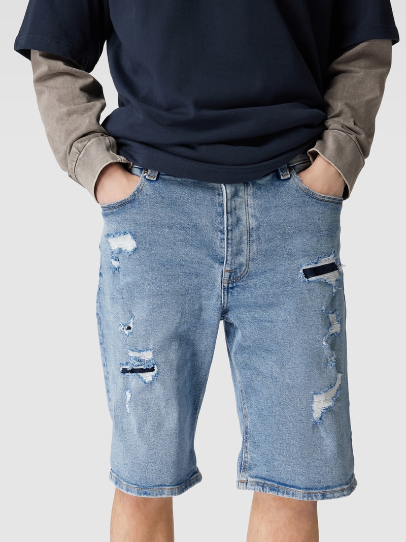 Jeansshorts im Destroyed-Look in hellblau
