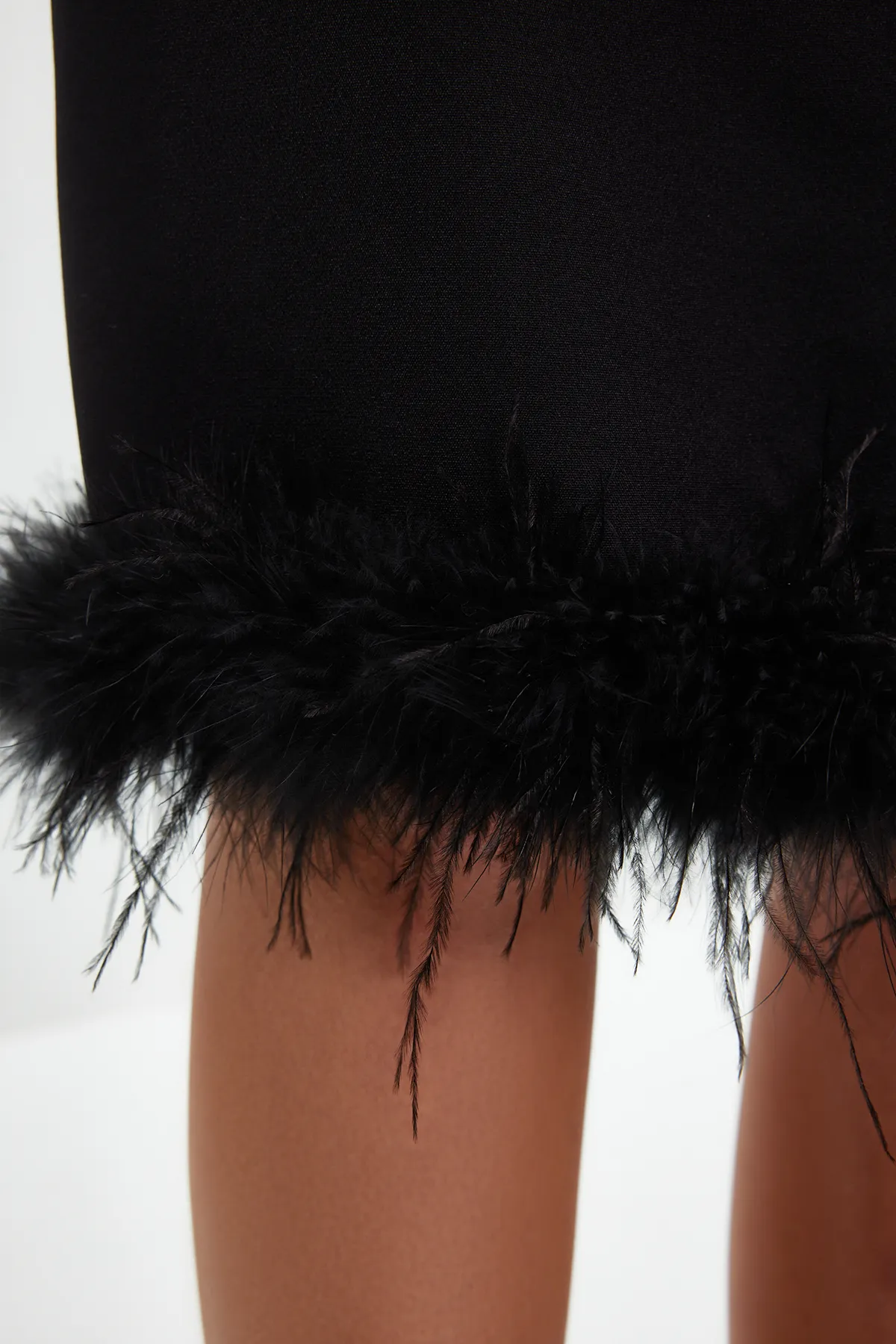 Trendyol Collection  Schwarzes, figurbetontes, elegantes Abendkleid mit gewebten Otriches TPRSS23EL00254