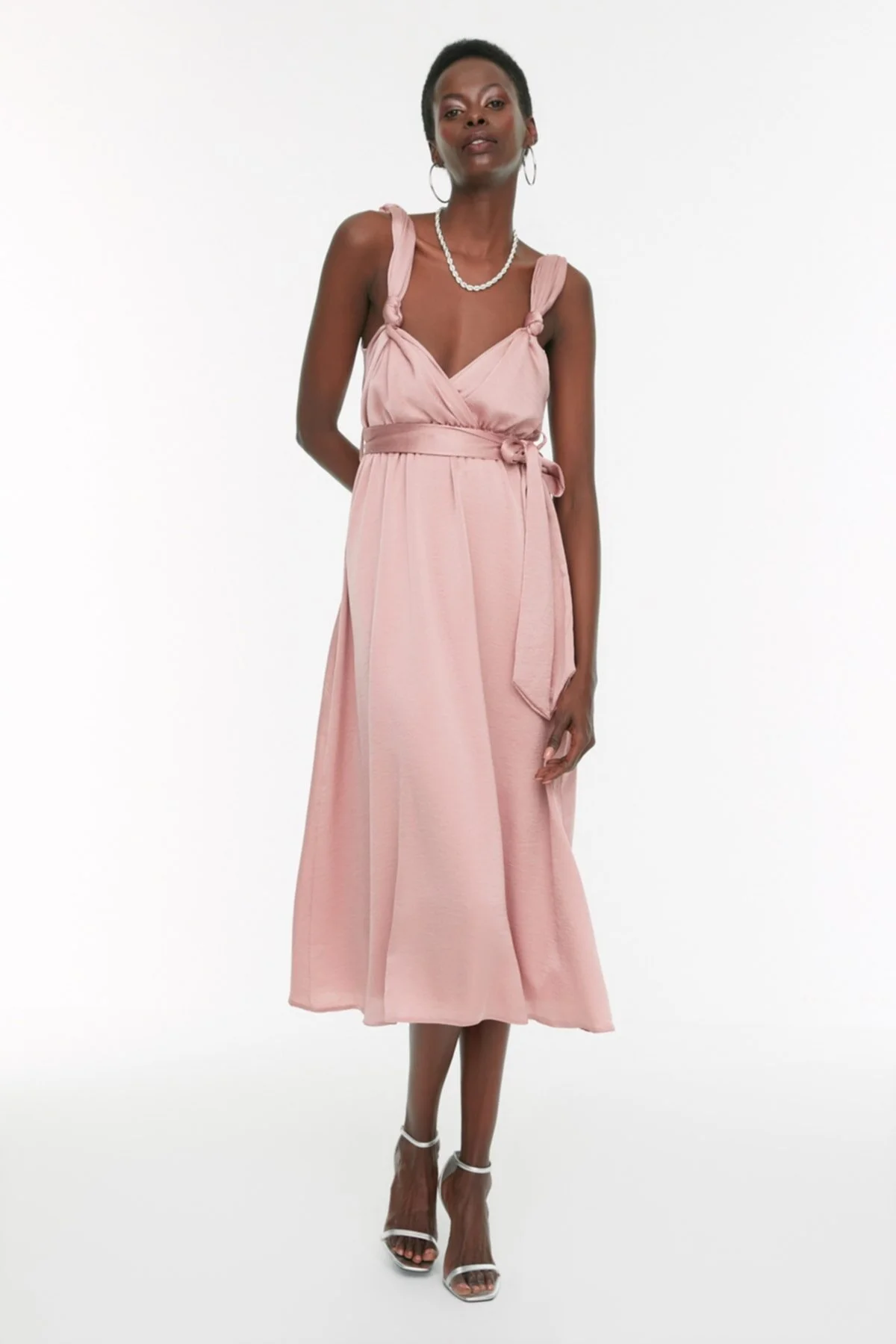 Trendyol Collection  Dusty Rose Abendkleid mit Schärpe und Details TPRSS19BB0283
