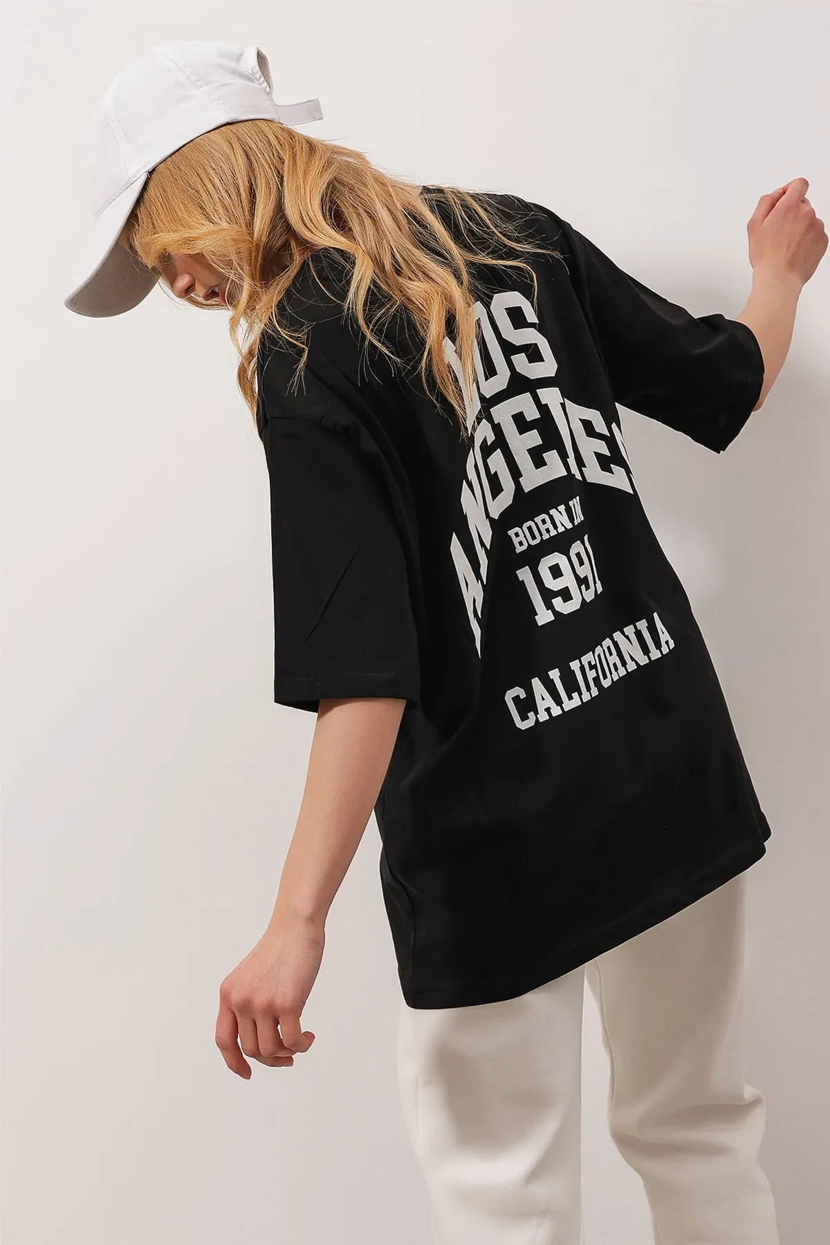 Trend Alaçatı Stili  Schwarzes bedrucktes Oversize-T-Shirt für Damen mit Rundhalsausschnitt ALC-X9560