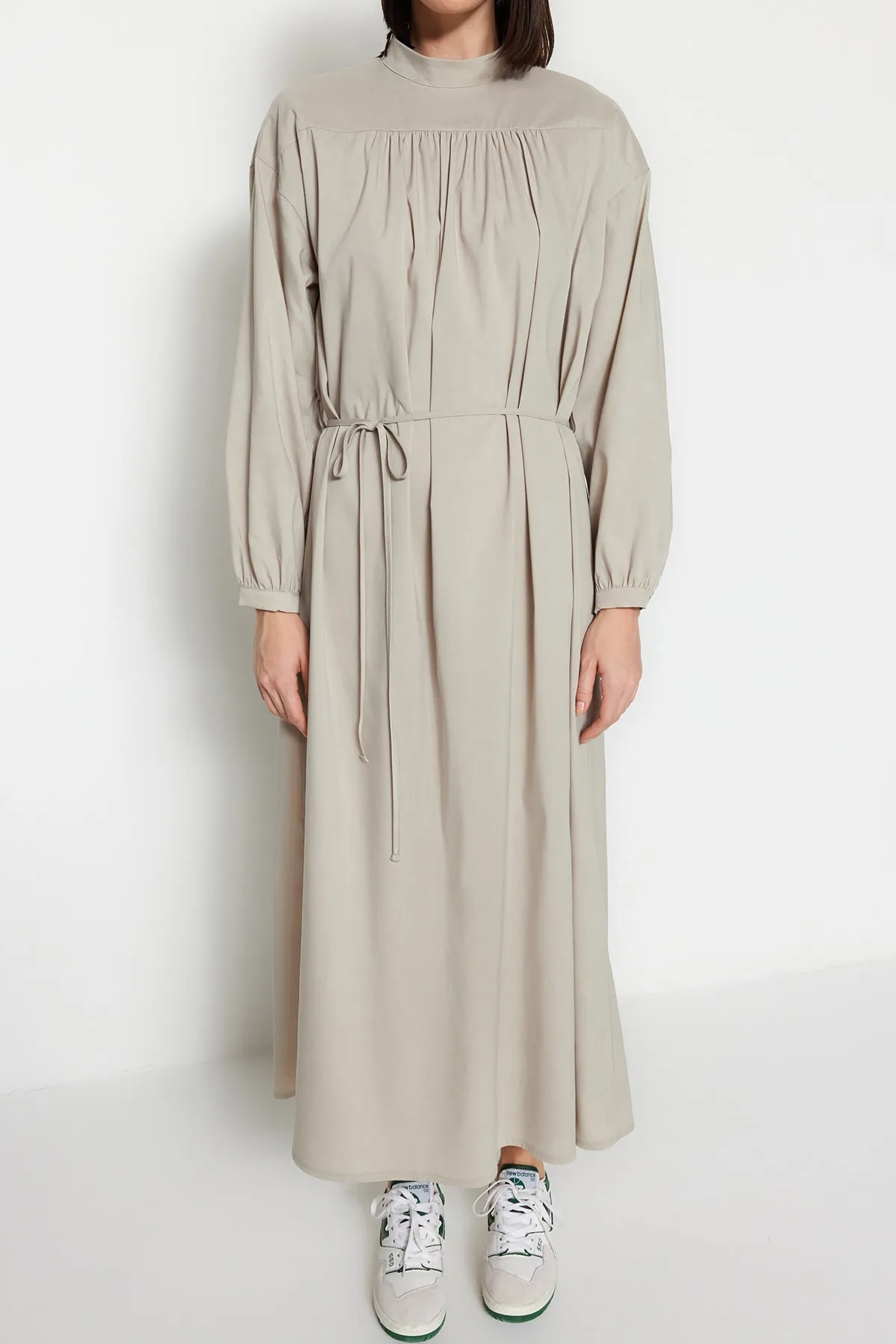 Trendyol Modest  Graues gewebtes Kleid mit weitem Schnitt und Gürtel, Raffung, TCTSS23EB00281