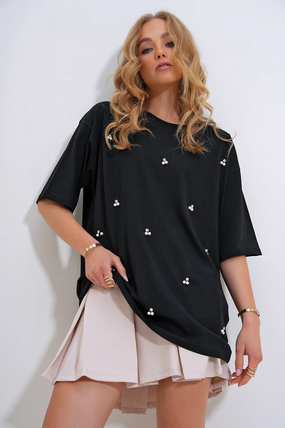 Trend Alaçatı Stili  Schwarzes Oversize-T-Shirt mit Rundhalsausschnitt und Perlen- und Steinstickerei für Damen ALC-X11964