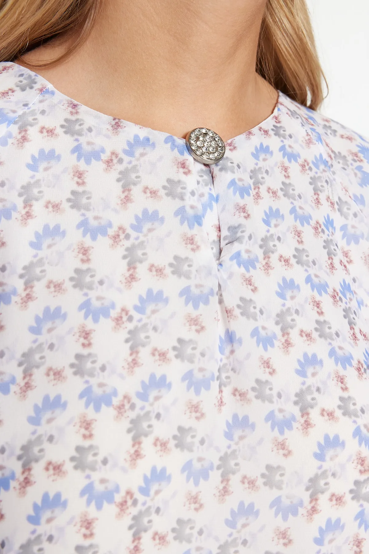Trendyol Modest  Ecrufarbenes, floral gemustertes, gefüttertes Chiffonkleid mit Knopfleiste TCTSS23EB00270