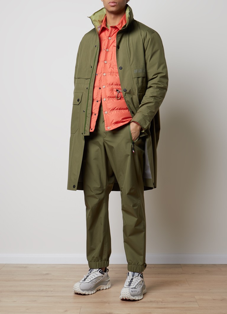 Parka Moncler Steig com gola dobrável e cordão de ajuste.