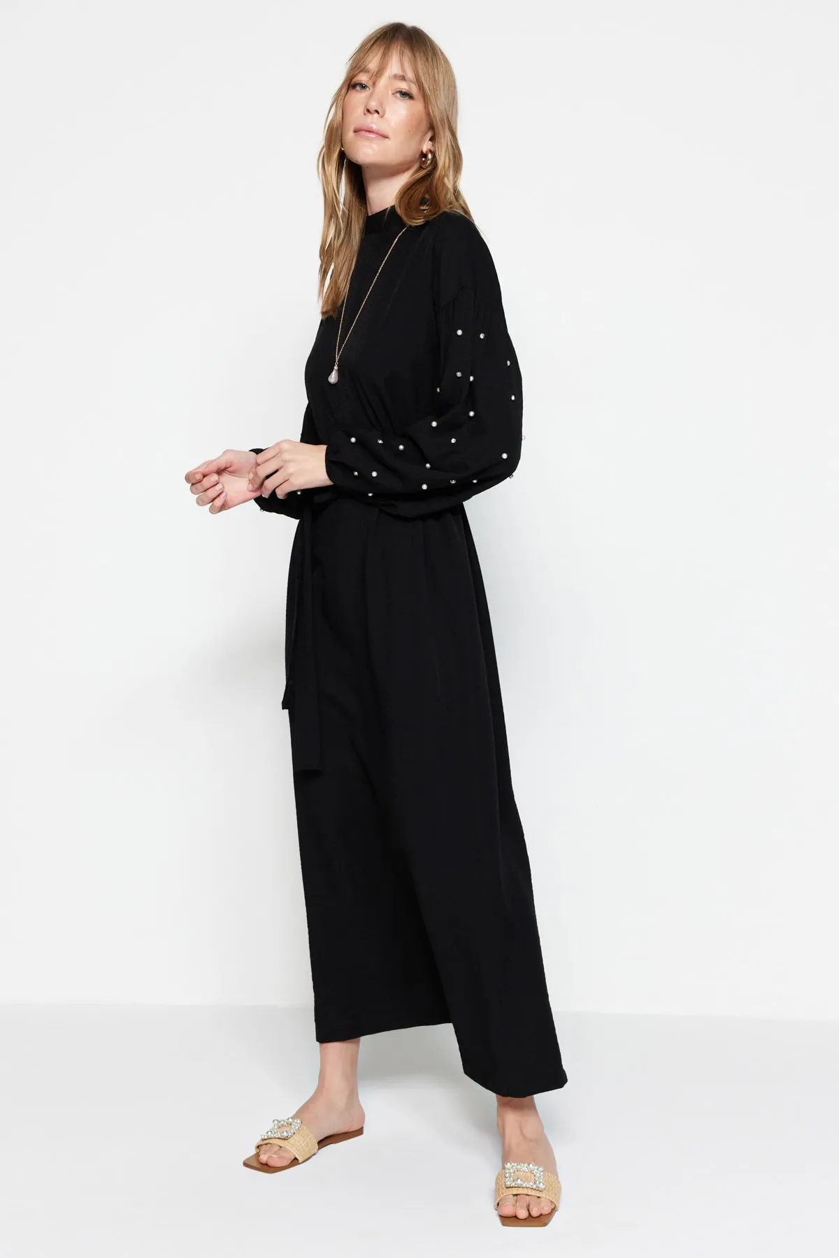 Trendyol Modest  Schwarzes gewebtes Kleid mit Gürtel, Perlen- und Steindetails TCTSS23EB00148