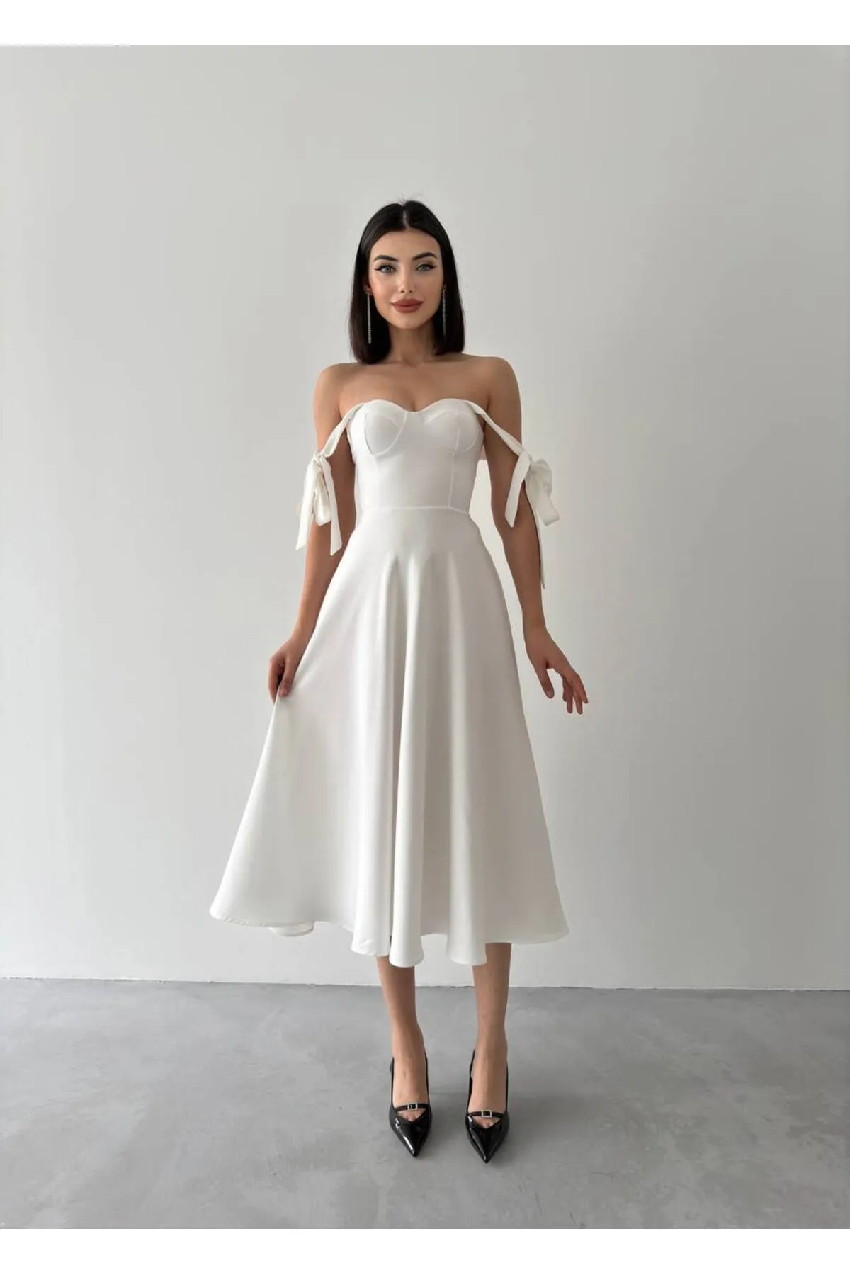 SONREİR  MIDIKLEID MIT HOSENTRÄGERBINDUNG UND HERZKRAGEN