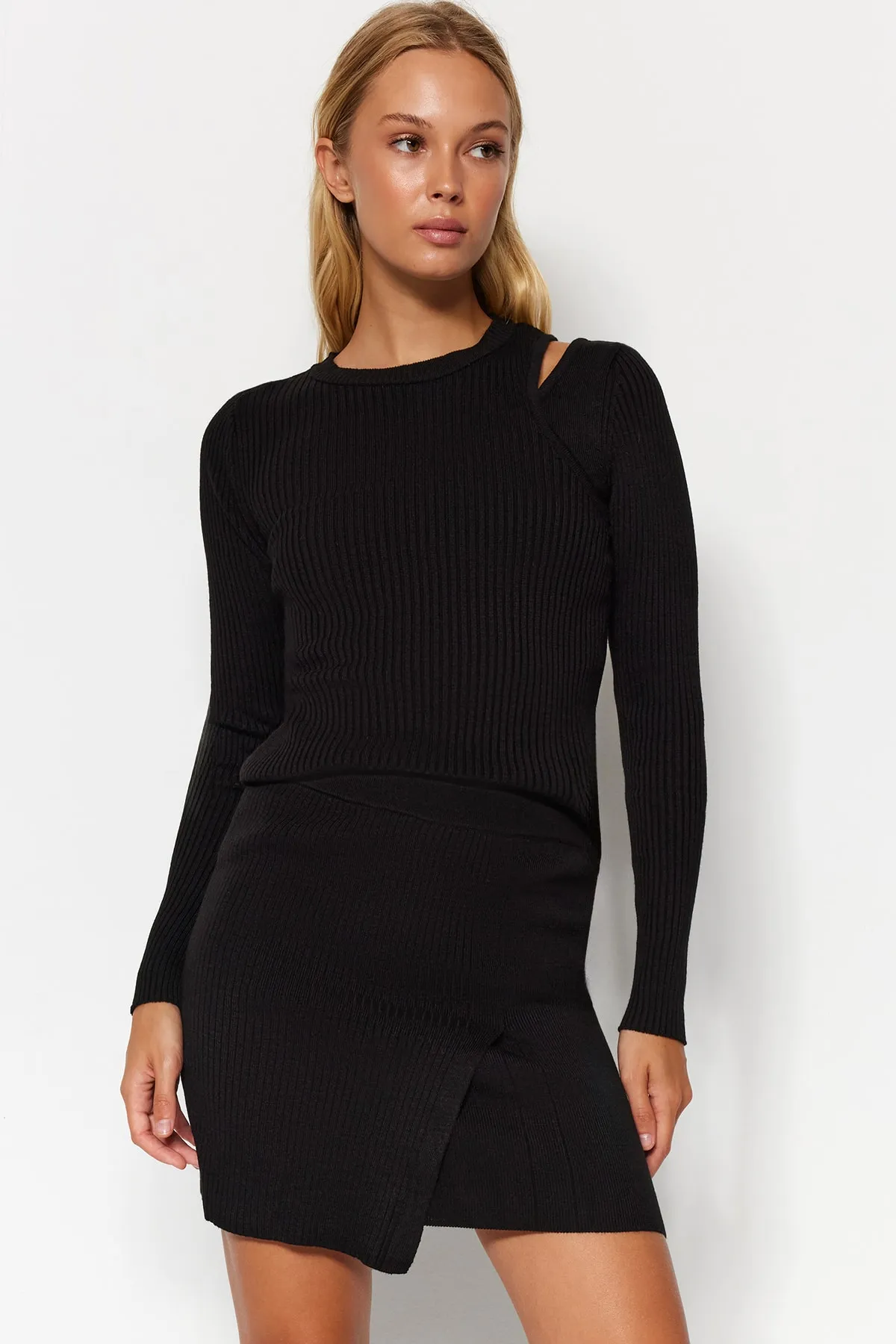 Trendyol Collection  Schwarzes 3-teiliges Strick-Set bestehend aus Rock, Bluse, Pullover, Oberteil und Unterteil TWOAW24AU00079