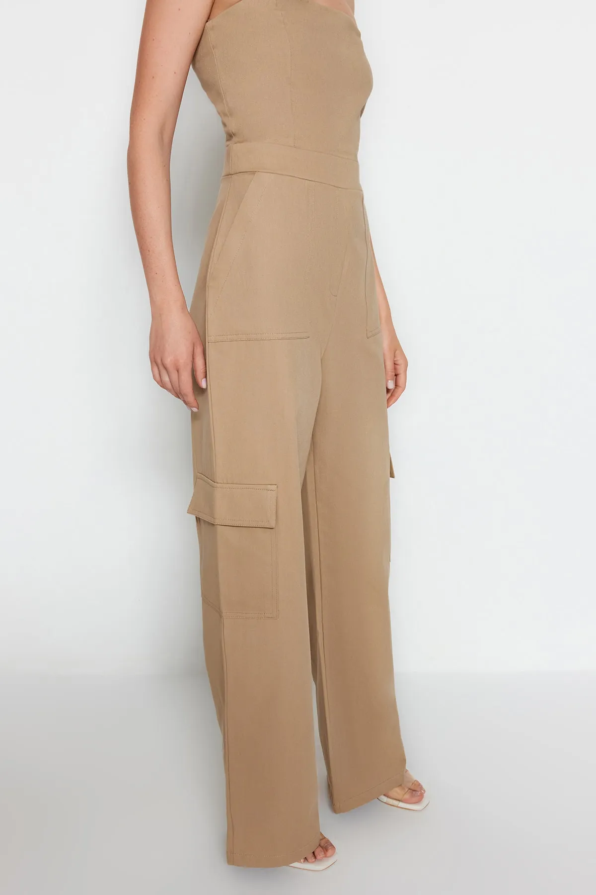 Trendyol Collection  Kamelfarbener, gewebter Jumpsuit mit trägerlosem Kragen und Cargotasche TWOSS23TU00192