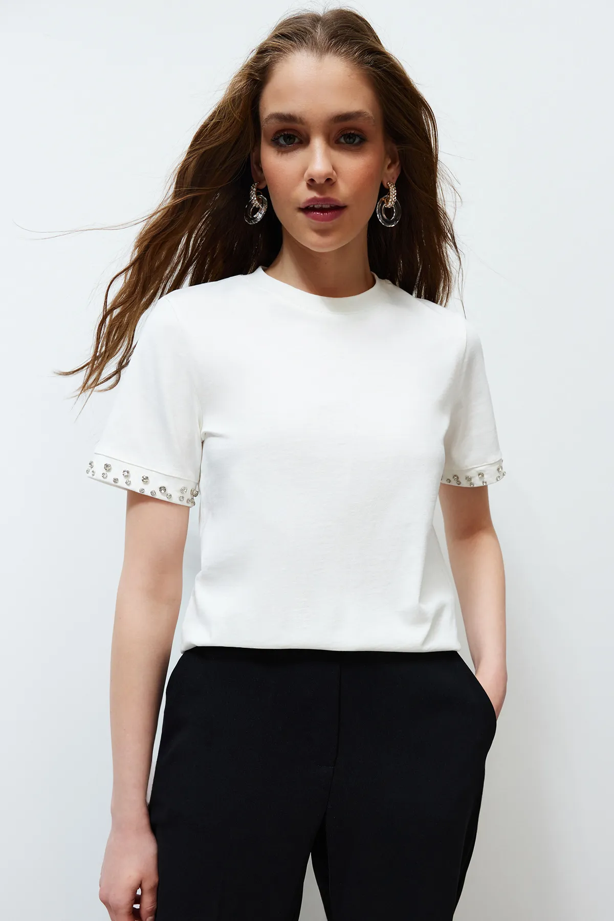 Trendyol Collection  White Stone Accessoire Detailliertes Strick-T-Shirt mit regelmäßigem Muster TWOSS24TS00070