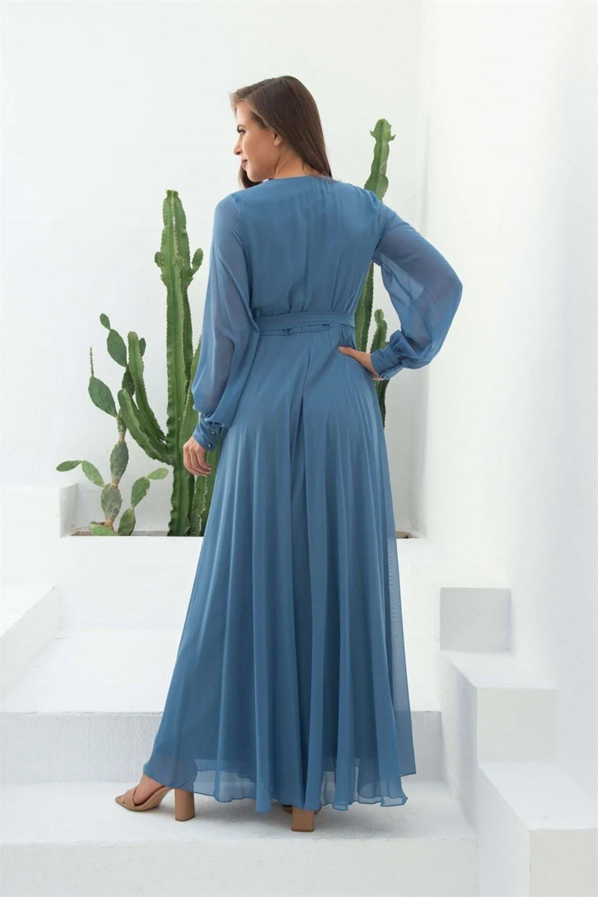 Carmen  Zweireihiges langes Abendkleid aus Indigo-Chiffon