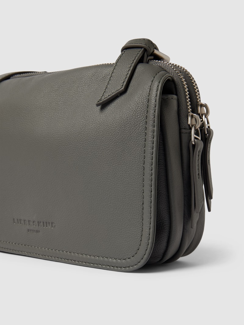 Crossbody Bag mit Label-Detail in dunkelgrau
