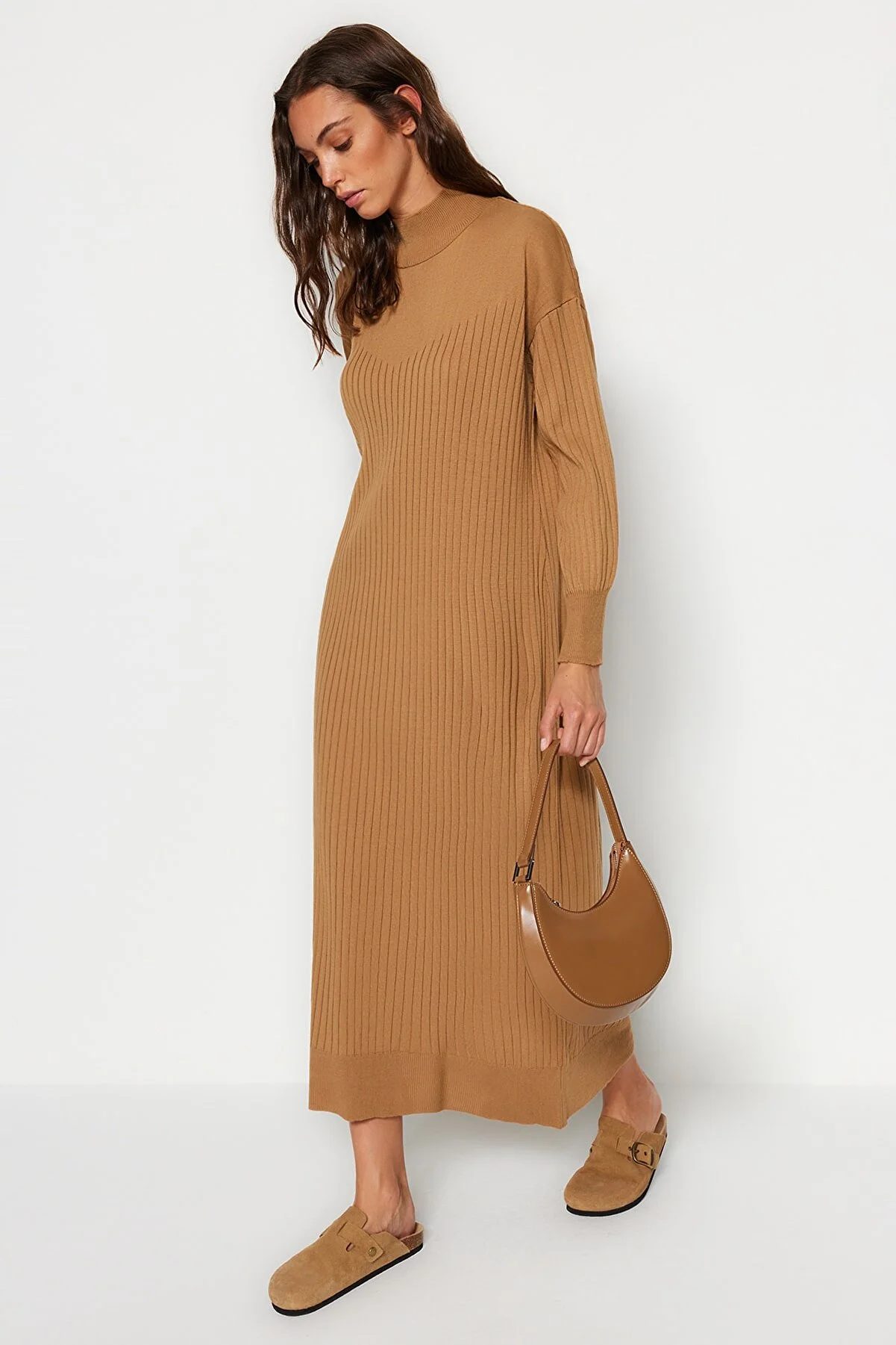 Trendyol Modest  Kamelfarbenes Strickkleid mit Stehkragen TCTAW24EB00015