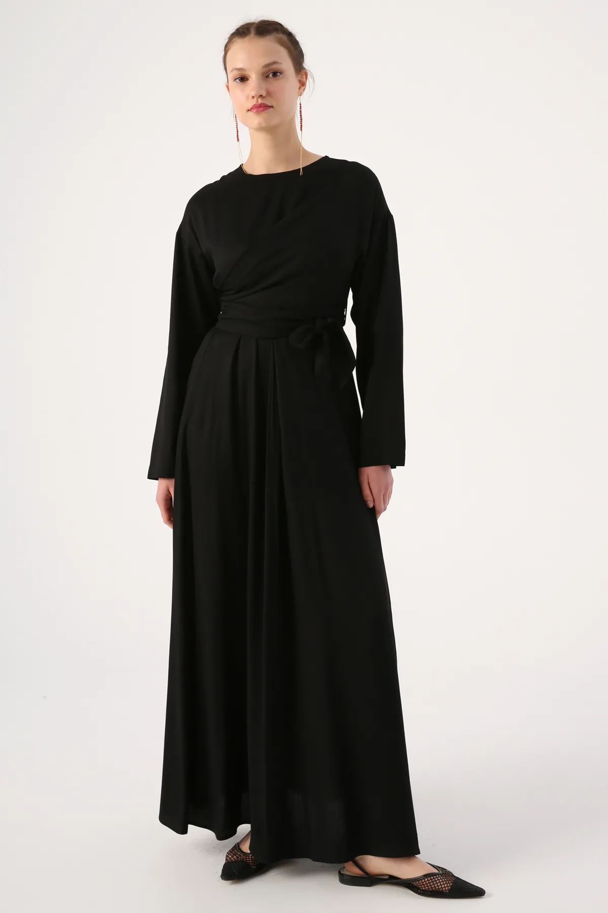 ALLDAY  Schwarzes Viskosekleid mit Rundhalsausschnitt und Bindedetail an der Taille