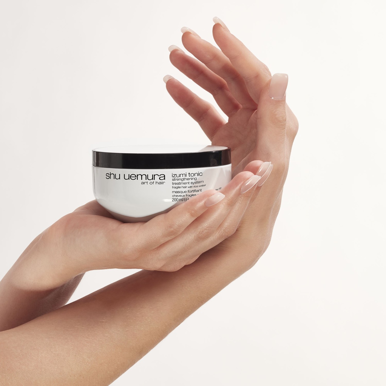 Maska do włosów Shu Uemura z wodą ryżową do włosów łamliwych
