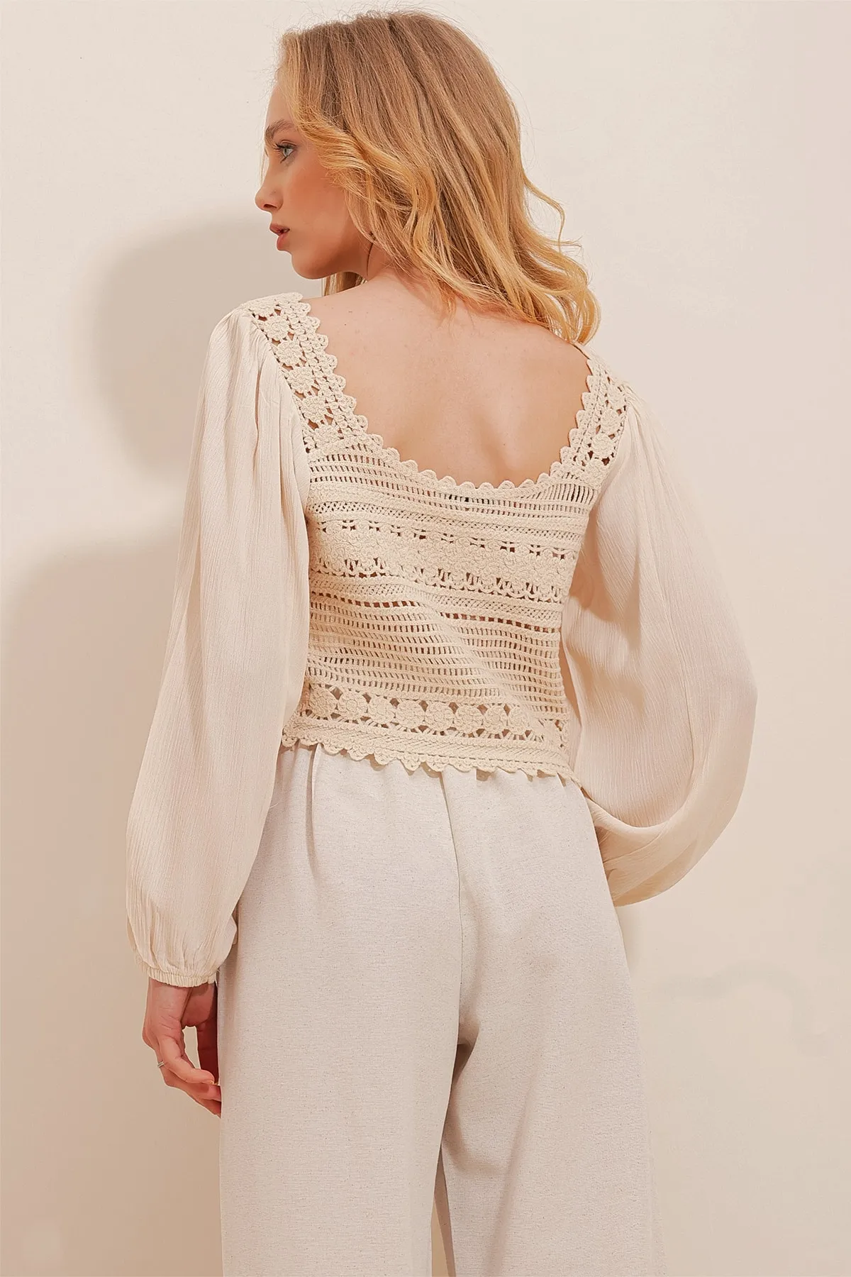 Trend Alaçatı Stili  Beigefarbene, gehäkelte, gewebte Crop-Bluse für Damen mit quadratischem Ausschnitt vorne und Bindeband ALC-X10028