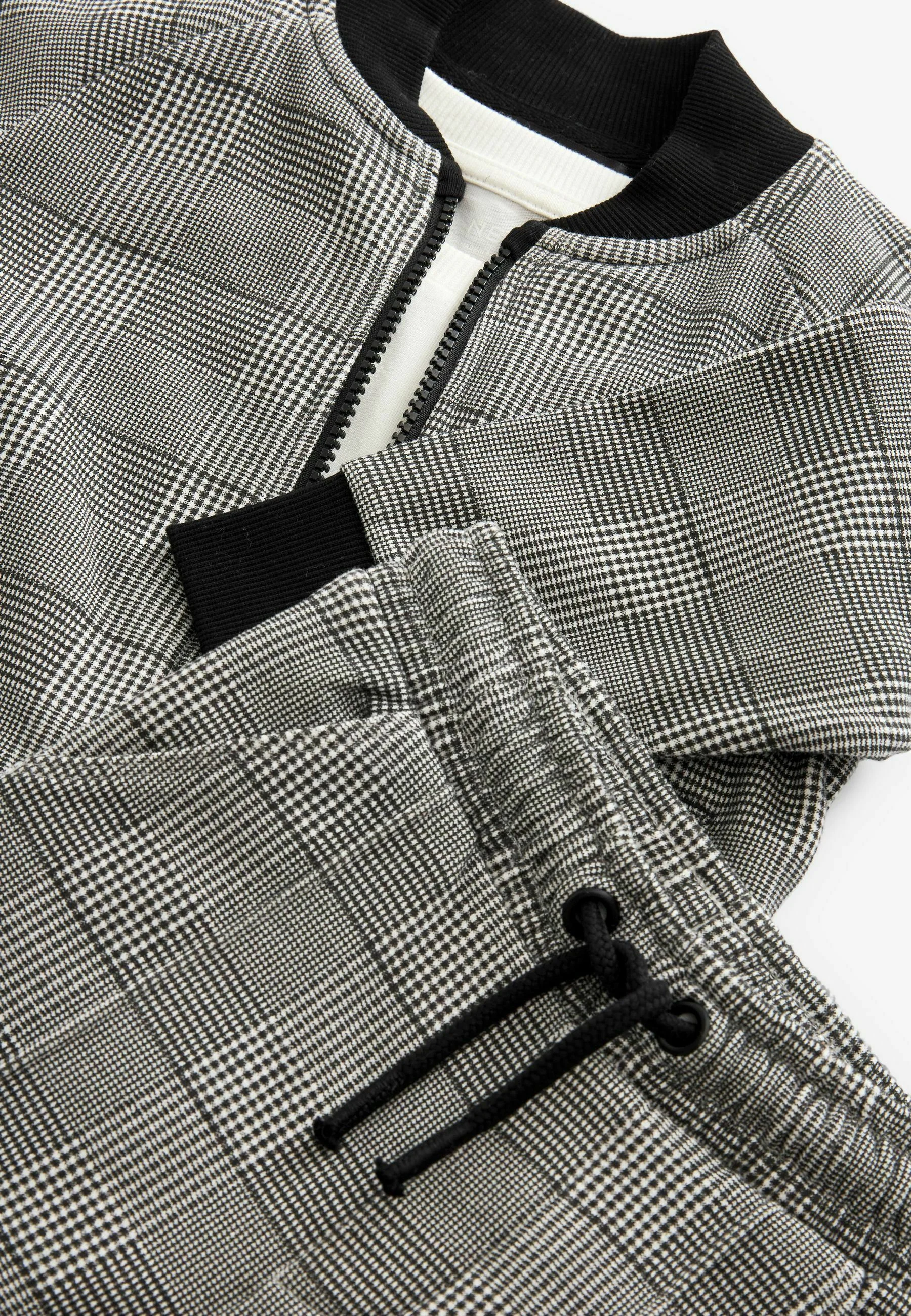 Siguiente CONJUNTO DE 3 PIEZAS DE CUADROS Y JOGGER - Camiseta con estampado