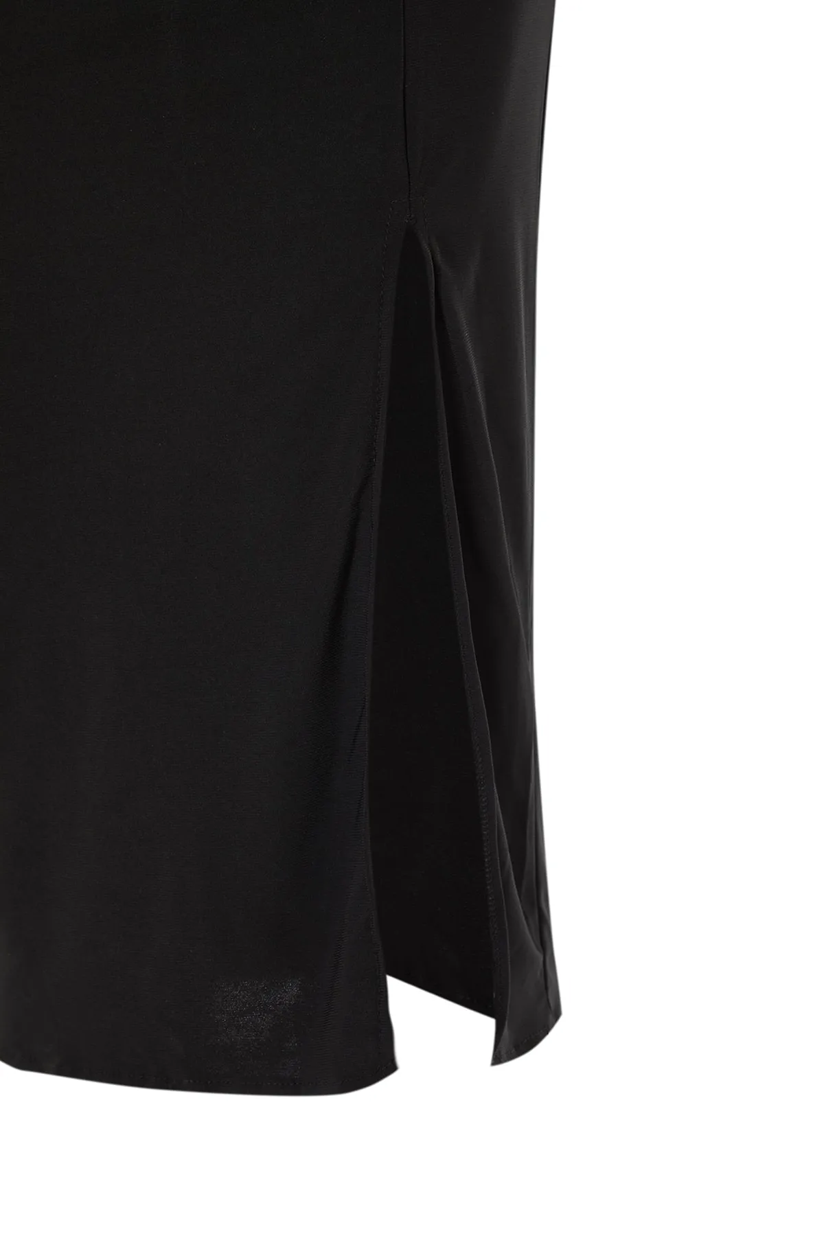 Trendyol Collection  Schwarzes, detailliertes, elegantes Abendkleid mit Ausschnitten TPRAW23EL00121
