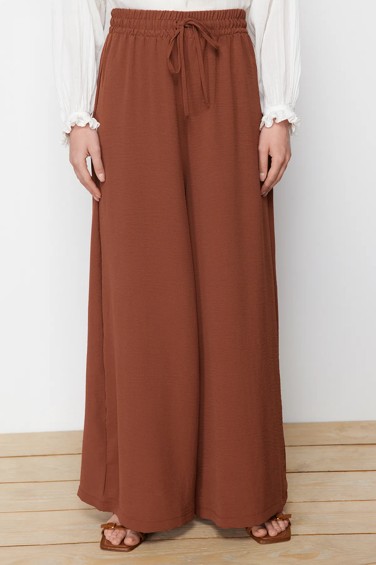 Trendyol Modest  Braune gewebte Hose mit weitem Bein TCTSS22PL0240