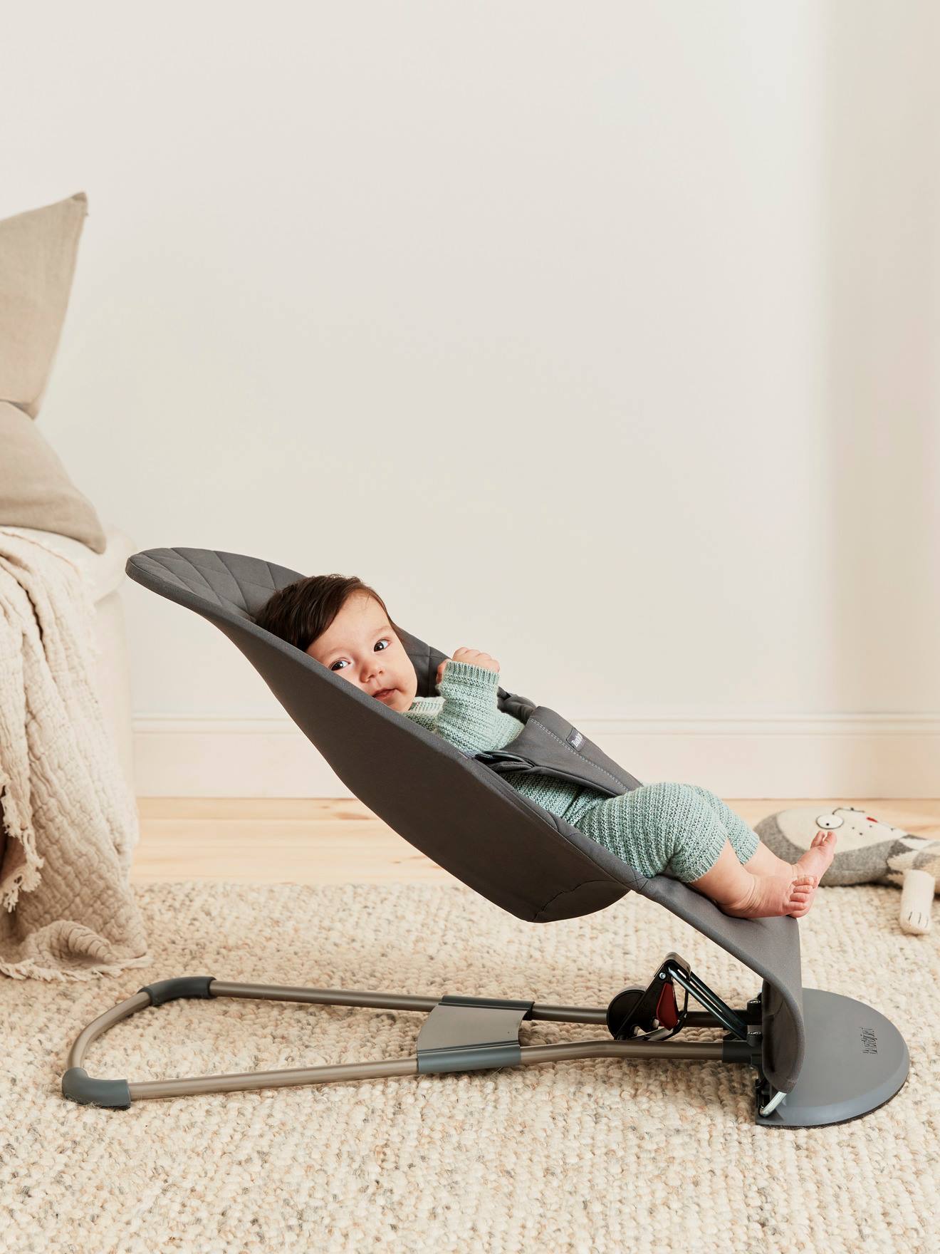 Transat Bliss en coton BabyBjörn gris clair/matelassage pétales