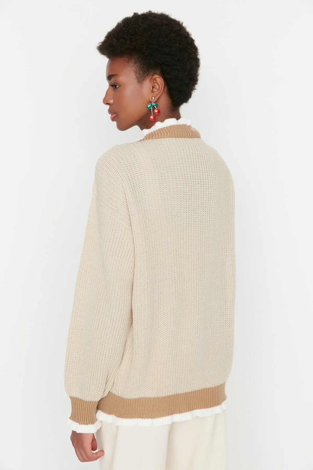 Trendyol Collection  Kamelfarbene Strickjacke mit Stickerei TWOAW21HI0628