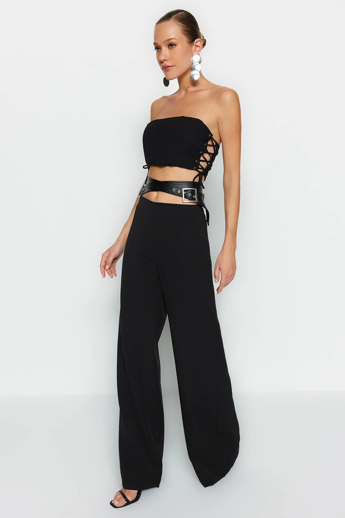 Trendyol Collection  Schwarze Hose mit weitem Bein aus Kunstleder und Gürteldetail TPRAW24PL00006