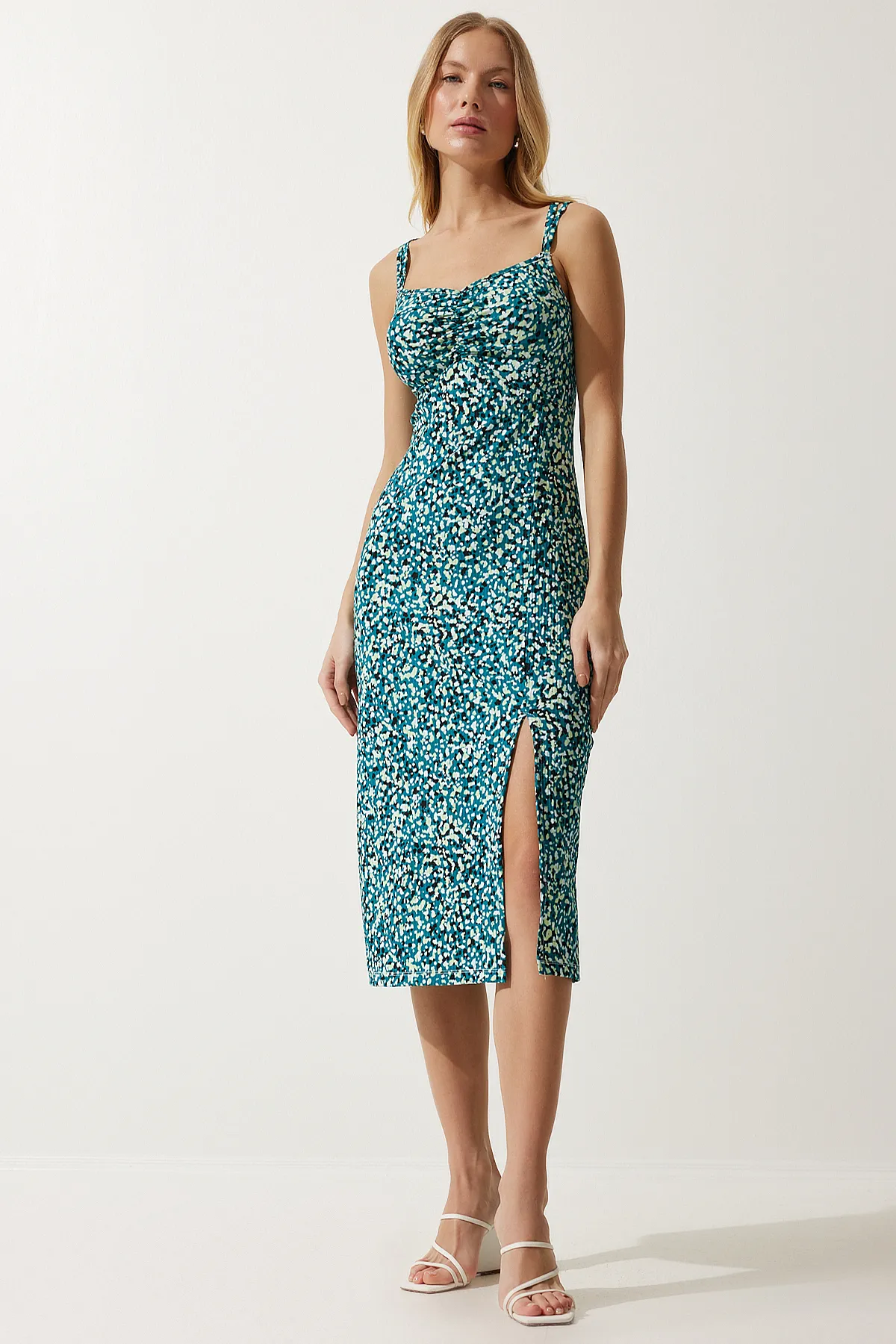 Happiness İstanbul  Gemustertes Strickkleid mit doppelten Trägern für Damen in Grün und Schwarz MC00262