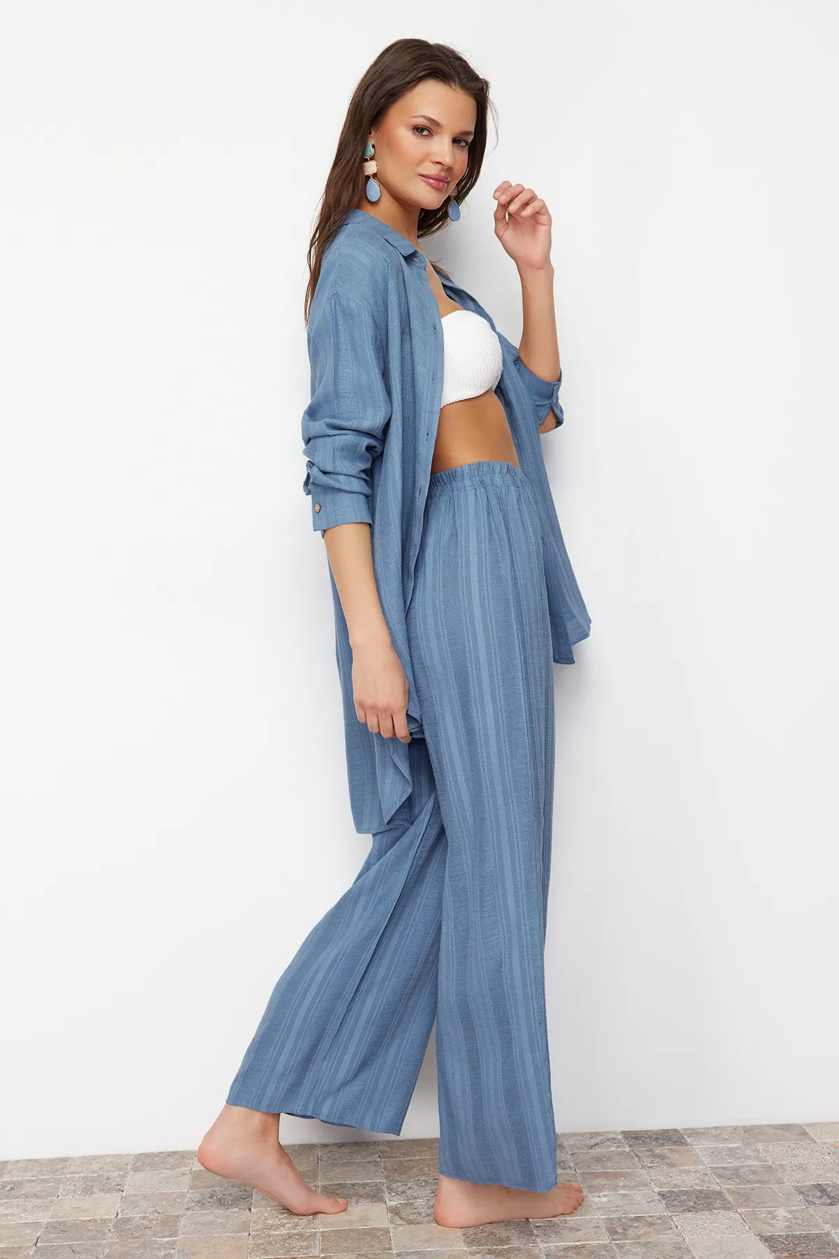 Trendyol Collection  Blaue gewebte Schlitzhose TBESS24PL00016