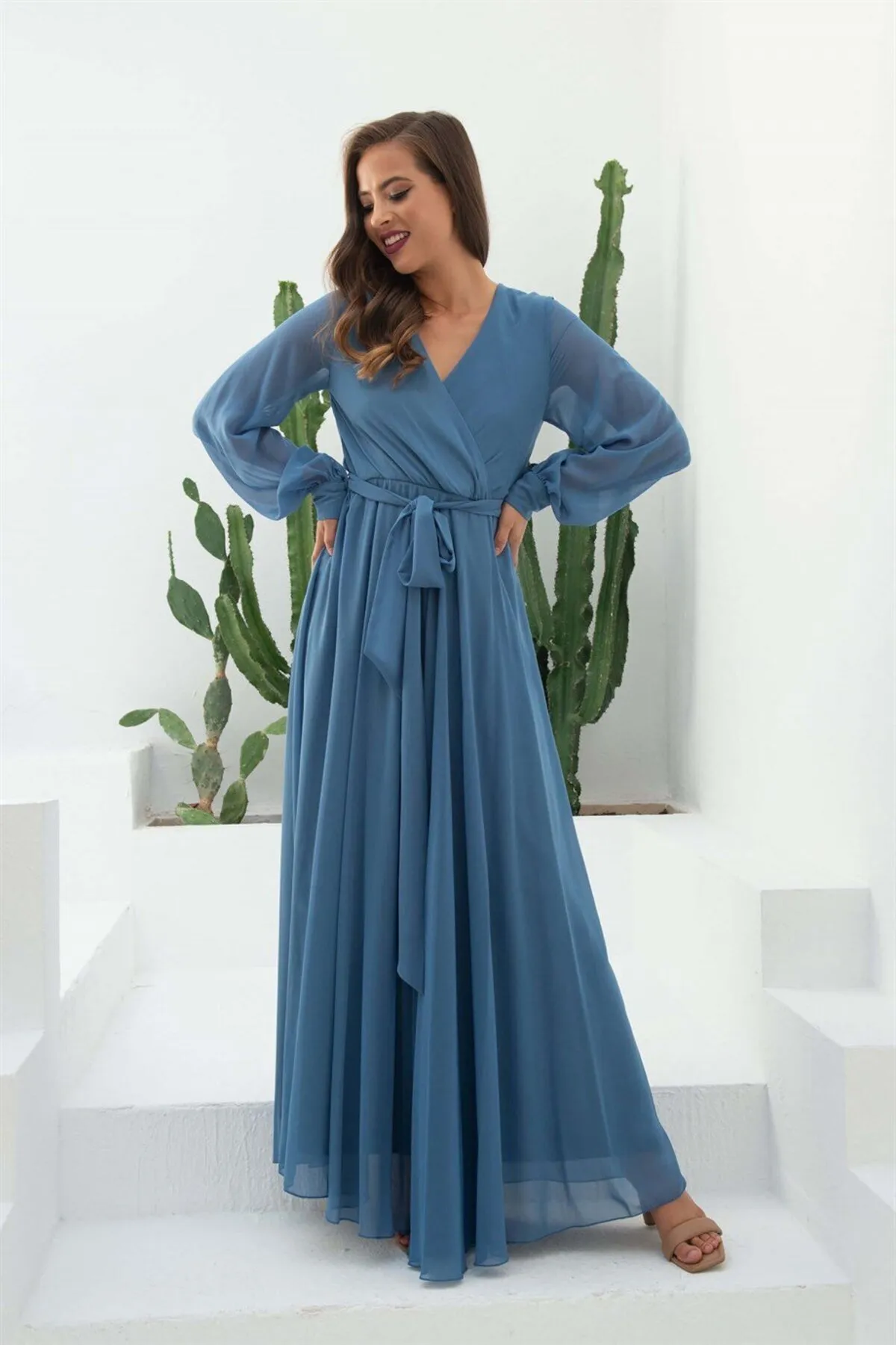 Carmen  Zweireihiges langes Abendkleid aus Indigo-Chiffon