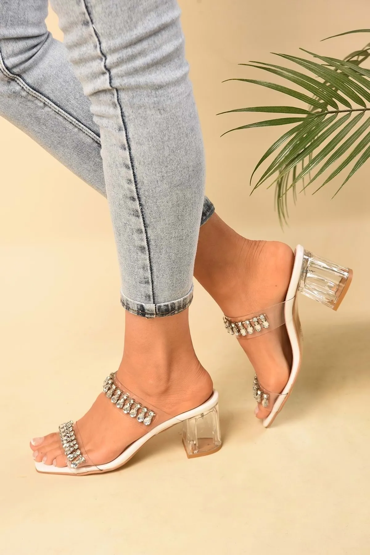 Shoeberry  Weiße transparente Damen-Hausschuhe mit Strassbesatz und Absatz