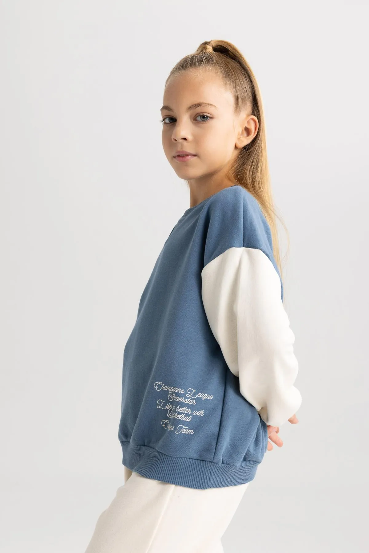 DeFacto  Dickes Sweatshirt mit Rundhalsausschnitt und Aufdruck für Mädchen A7901a823au