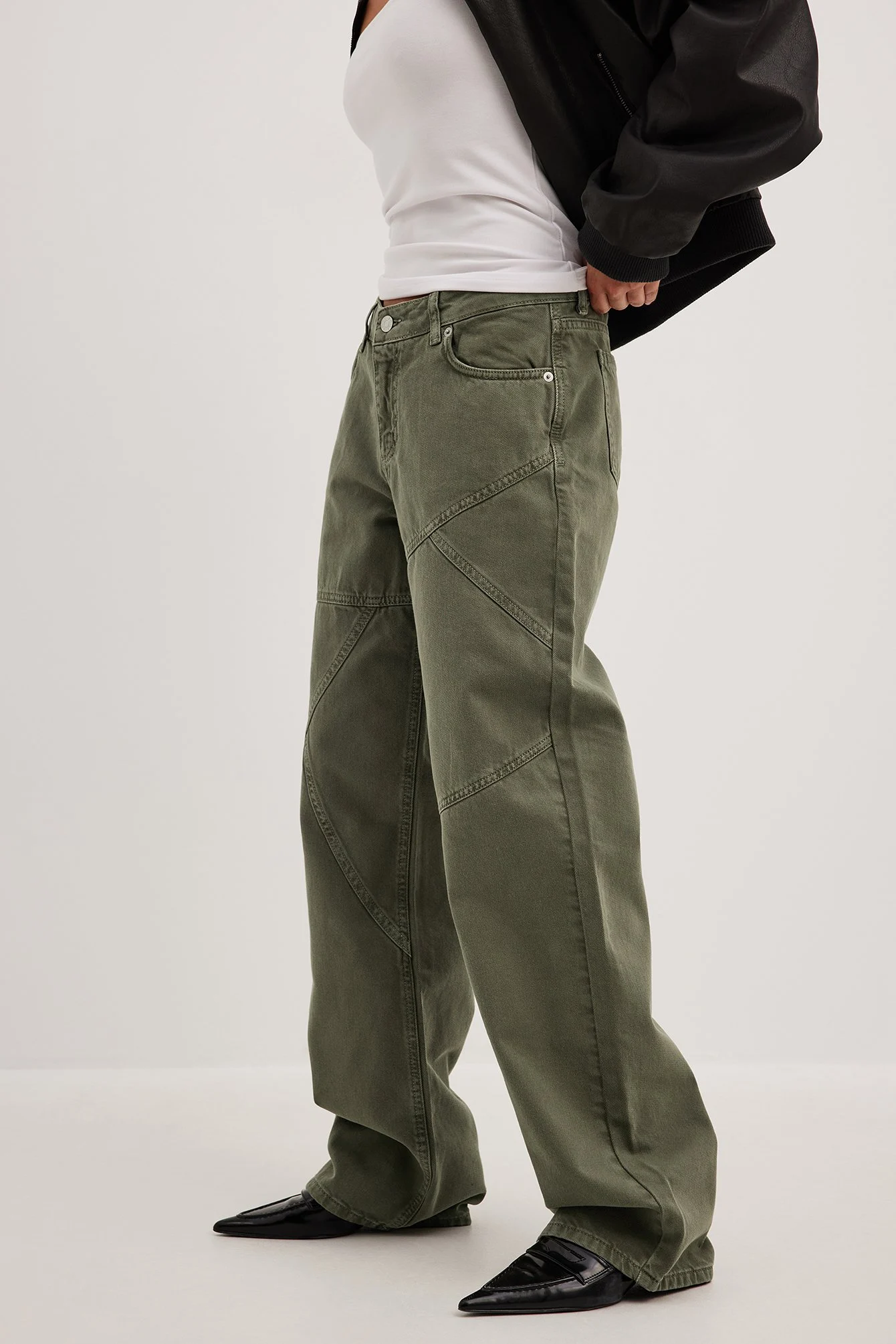 Weite Jeans mit mittlerer Taille und Nahtdetails