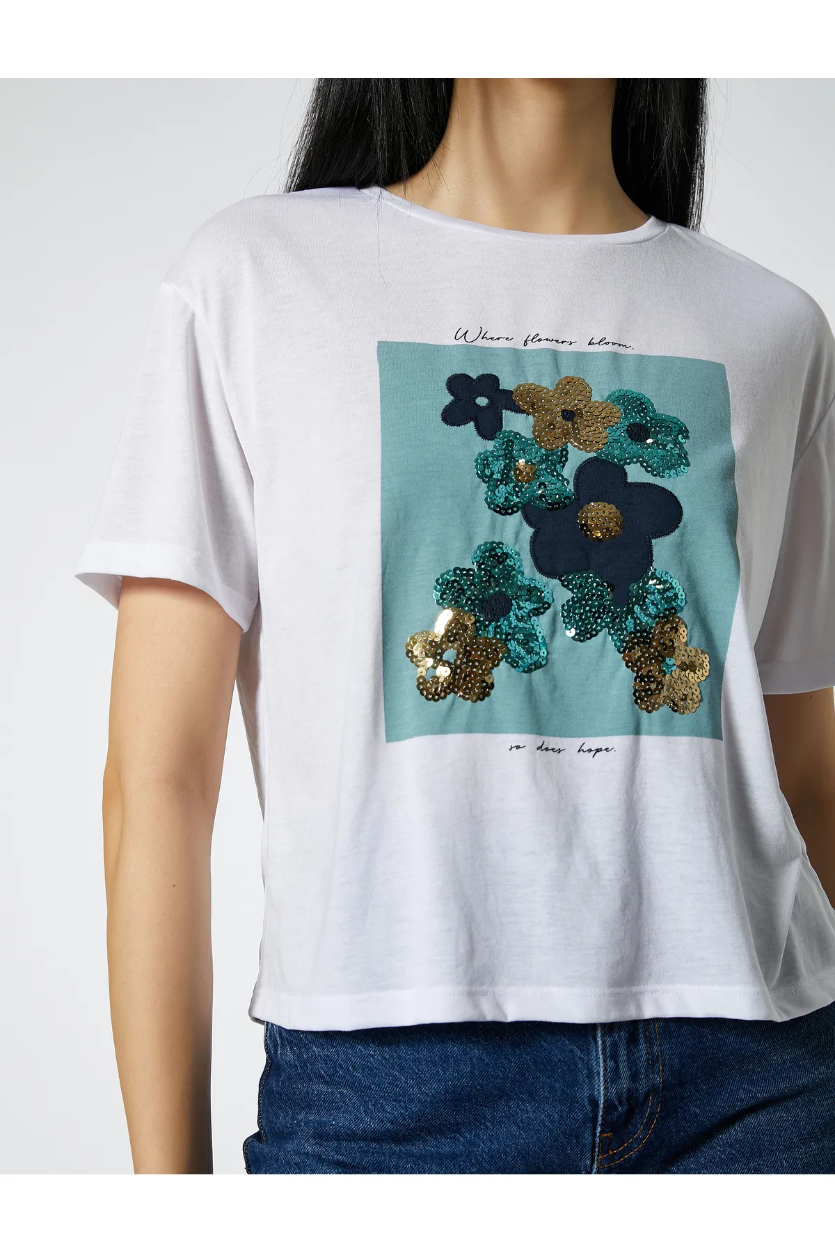 Koton  Mit Pailletten bedrucktes T-Shirt mit Rundhalsausschnitt und kurzen Ärmeln