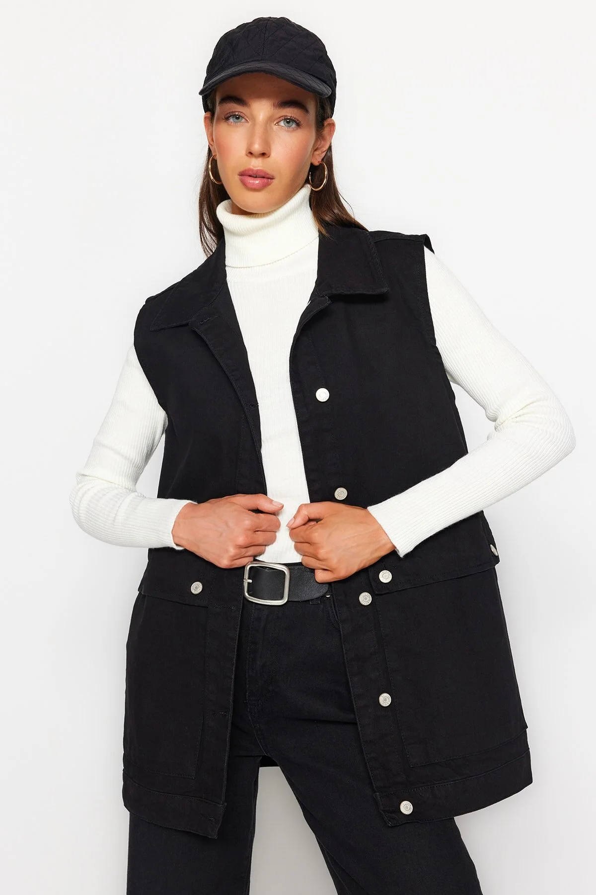 Trendyol Collection  Schwarze Jeansweste aus 100 % Baumwolle mit Hemdkragen und Taschendetail TCTAW22CK0006
