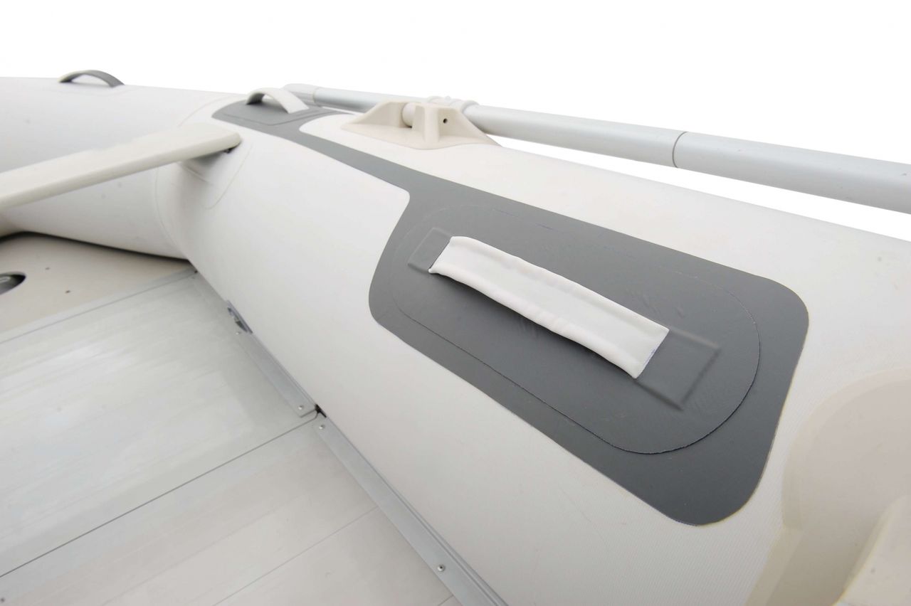 PureHaven Aqua Marina Schlauchboot 4 Personen 296x153 cm mit Hochdruck-PVC-Gewebe Handpumpe Sitzbank Transporttasche Holzboden Paddel bis 10 PS Weiß