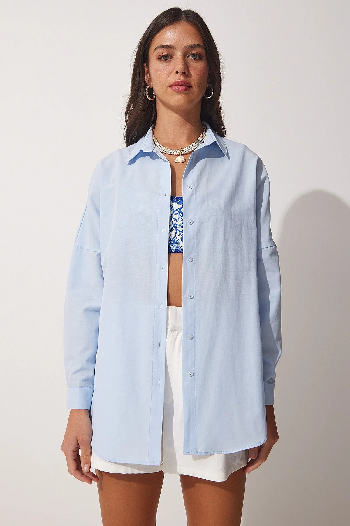 Happiness İstanbul  Himmelblaues, langes Oversize-Basic-Shirt für Damen DD00842