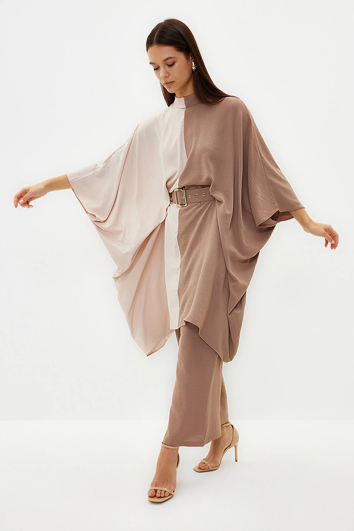 Trendyol Modest  Nerzfarbener Farbblock-Tunika-Hosen-Webanzug mit Taillengürtel TCTSS23US00046