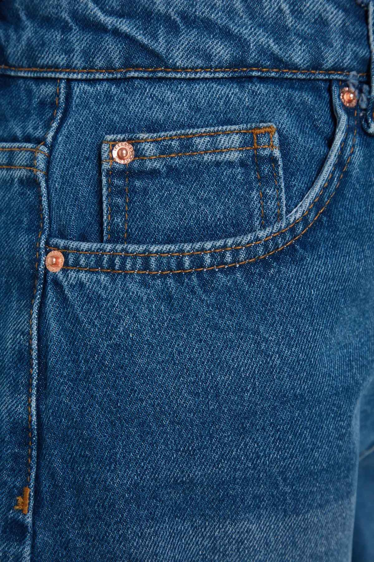 Trendyol Collection  Dunkelblaue Jeansshorts mit Schlitzdetail und hoher Taille TWOSS23SR00220