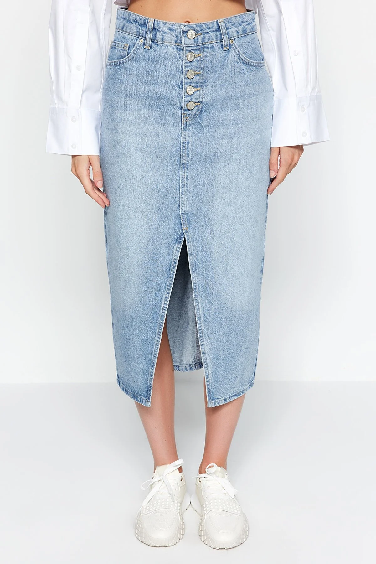 Trendyol Collection  Blauer Midi-Jeansrock mit Knopfleiste und Schlitz vorne TWOAW24ET00063