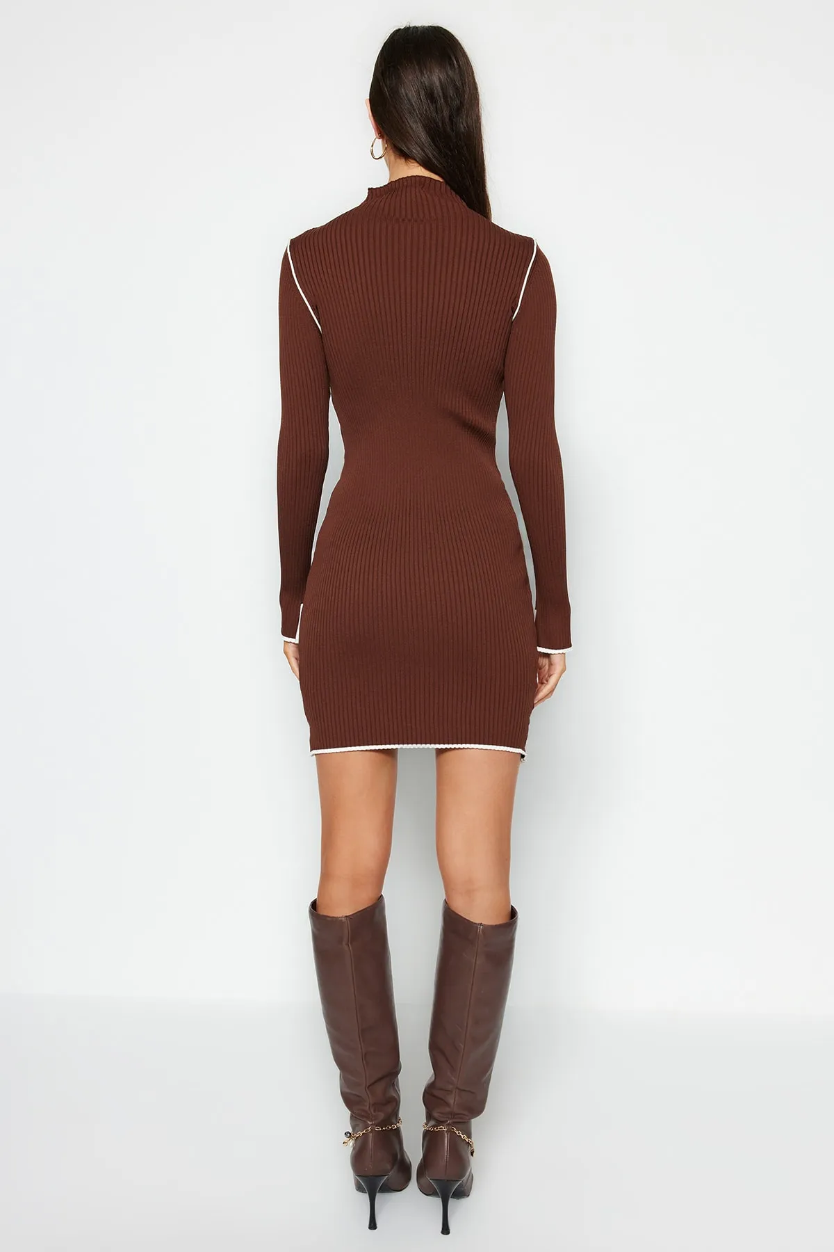 Trendyol Collection  Braunes, figurbetontes, kontrastfarbenes Mini-Strickkleid TWOAW24EL00041