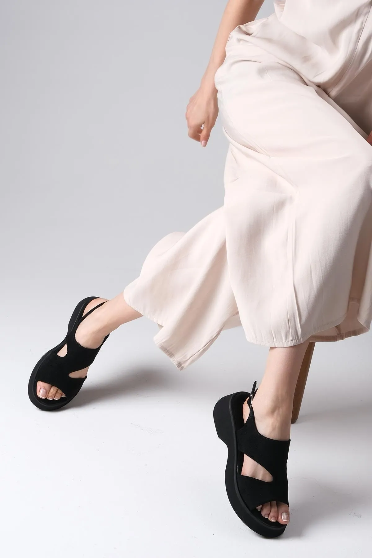 Mio Gusto  Blair Damen-Sandalen mit asymmetrischem Schnitt und dicker Sohle in Schwarz