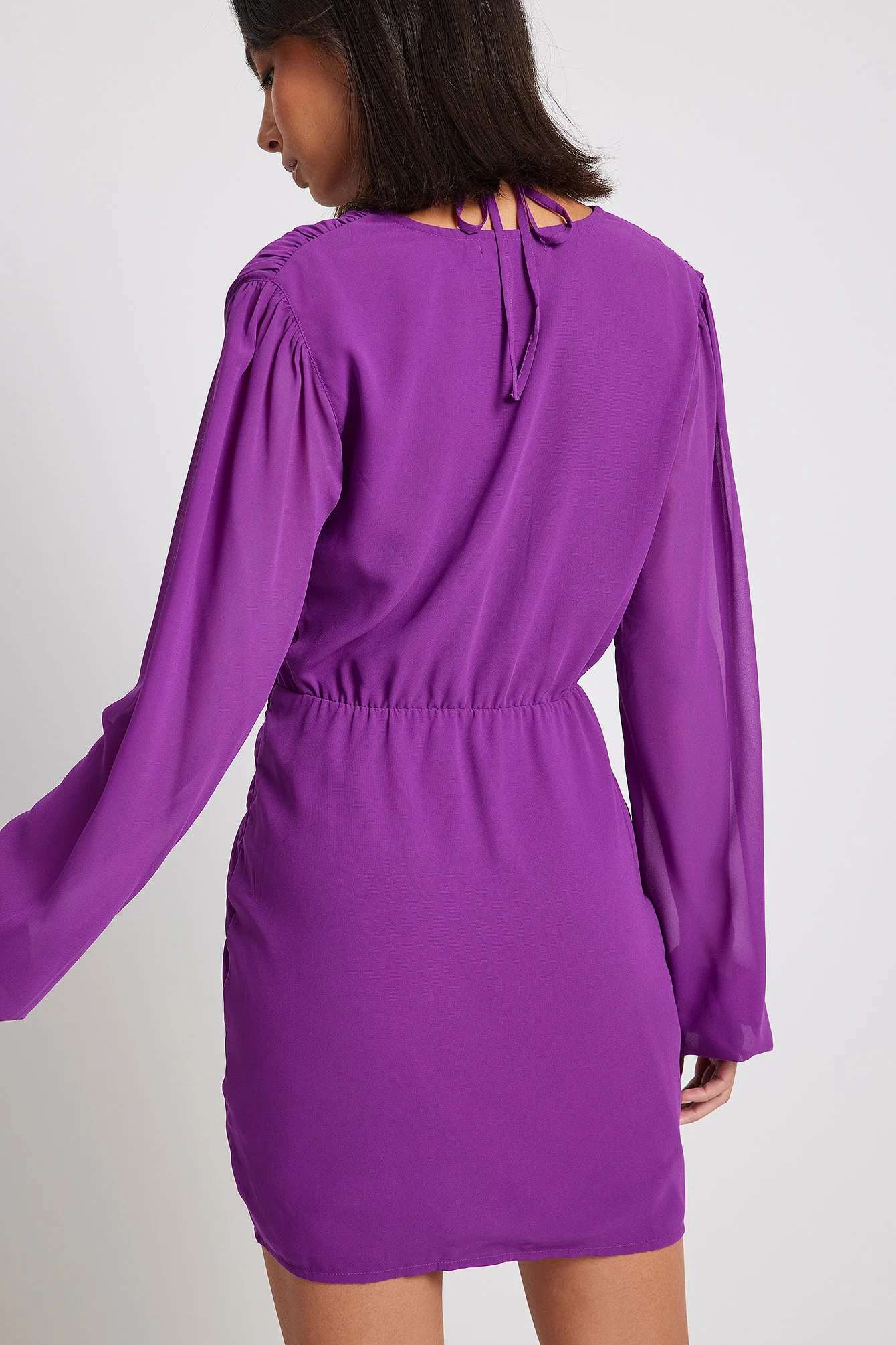 Minikleid mit gerafftem V-Ausschnitt
