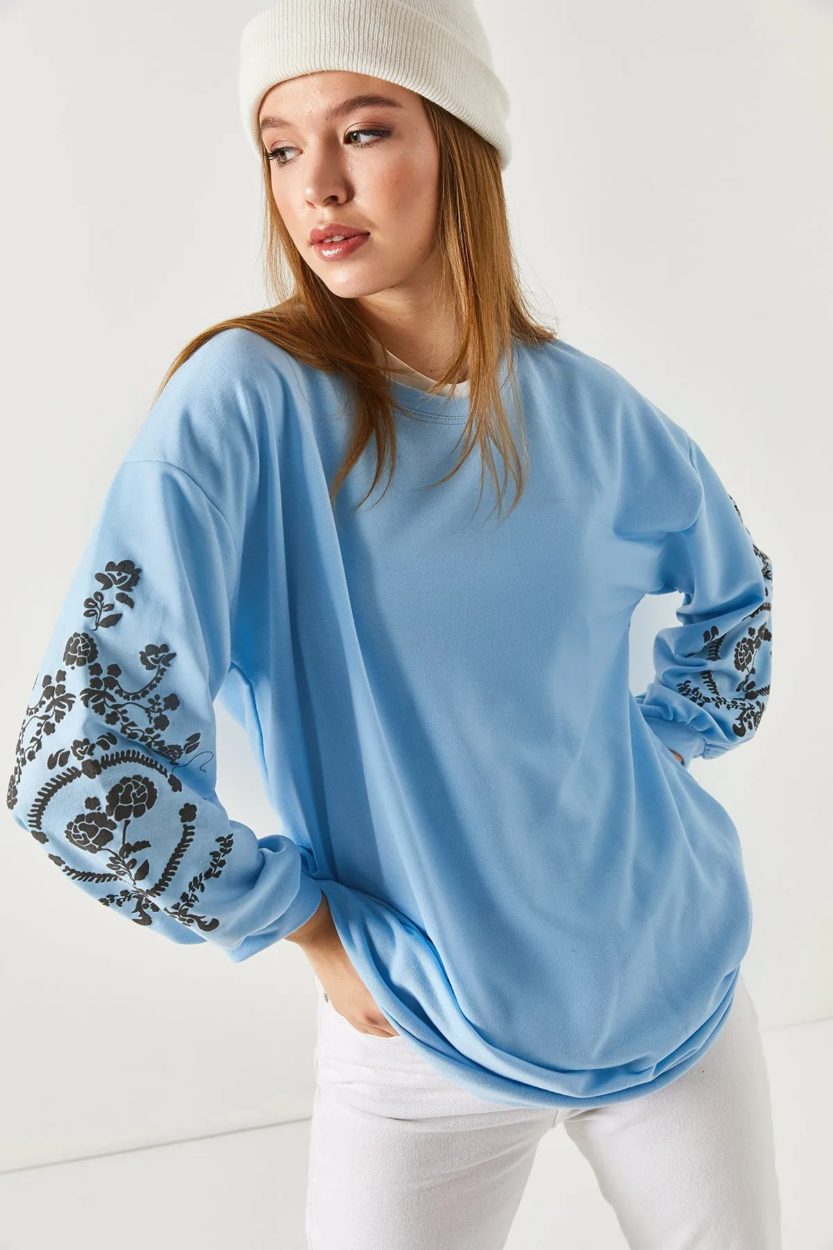 armonika  Indigofarbenes Damen-Sweatshirt mit Rundhalsausschnitt und geprägten Ärmeln ARM-21K024033