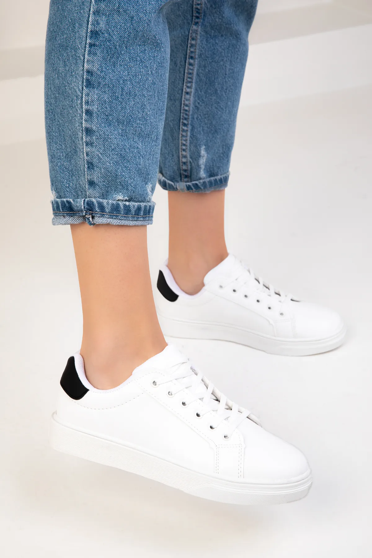 SOHO  Weiß-Schwarze Damen Sneaker 14395