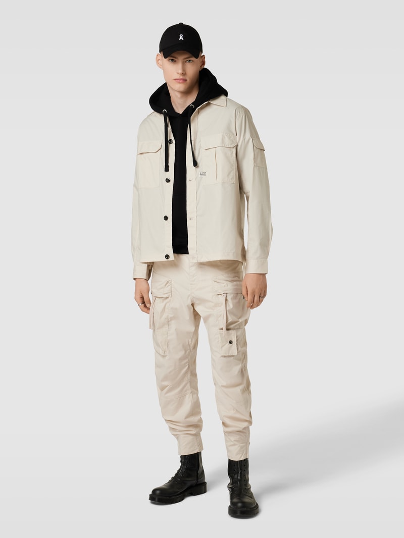 Hoodie mit Label-Patch in schwarz