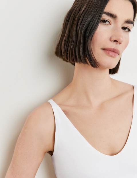 Basic Top mit Rückenausschnitt