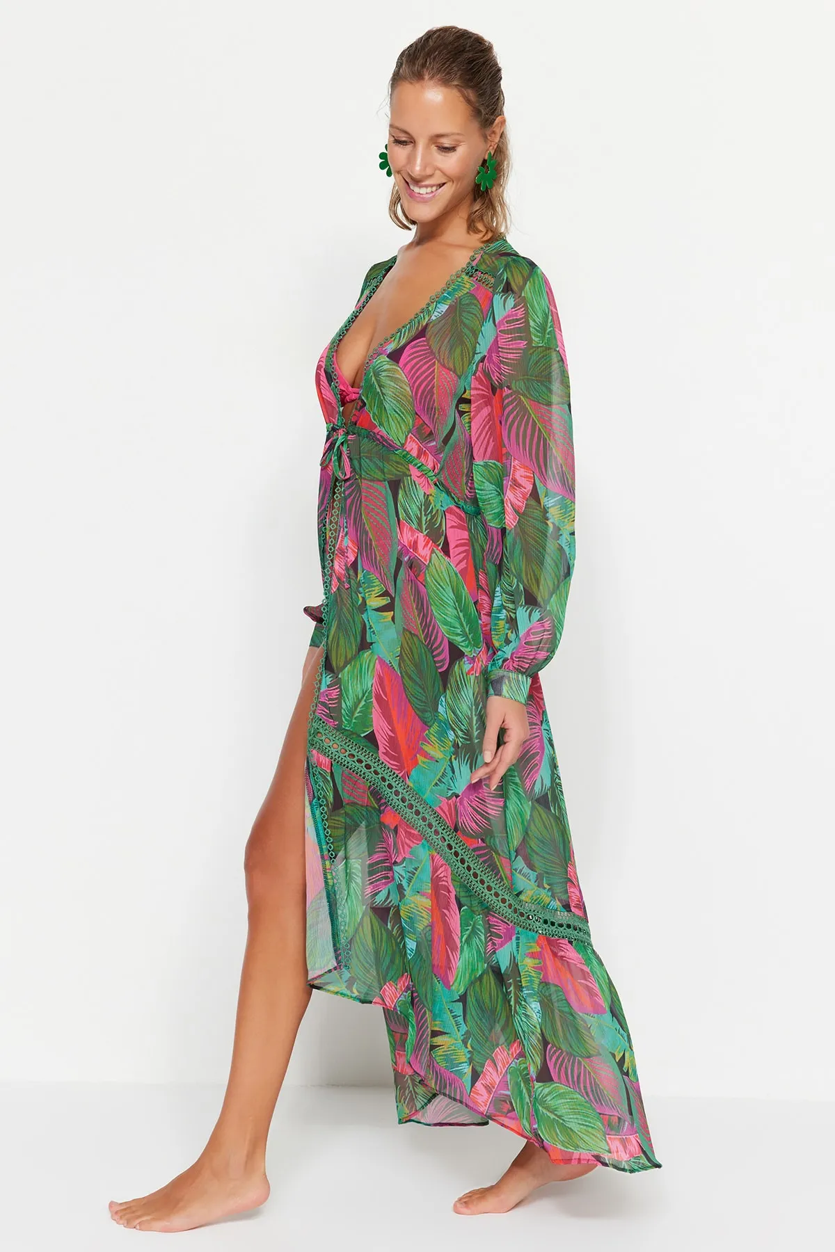 Trendyol Collection  Tropisch gemusterter Maxi-Kimono und Kaftan aus gestricktem Chiffon mit Streifen-Accessoires TBESS23KM00002