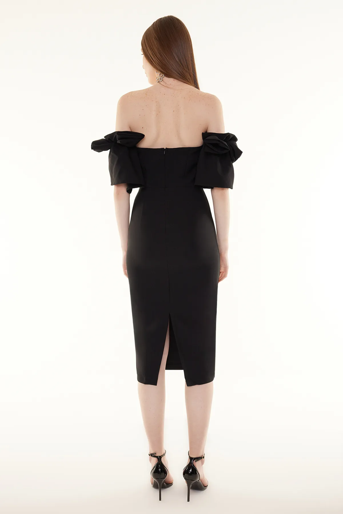 Trendyol Collection  Gewebtes elegantes Abendkleid mit schwarzen Rosen-Accessoires TPRSS23EL00541