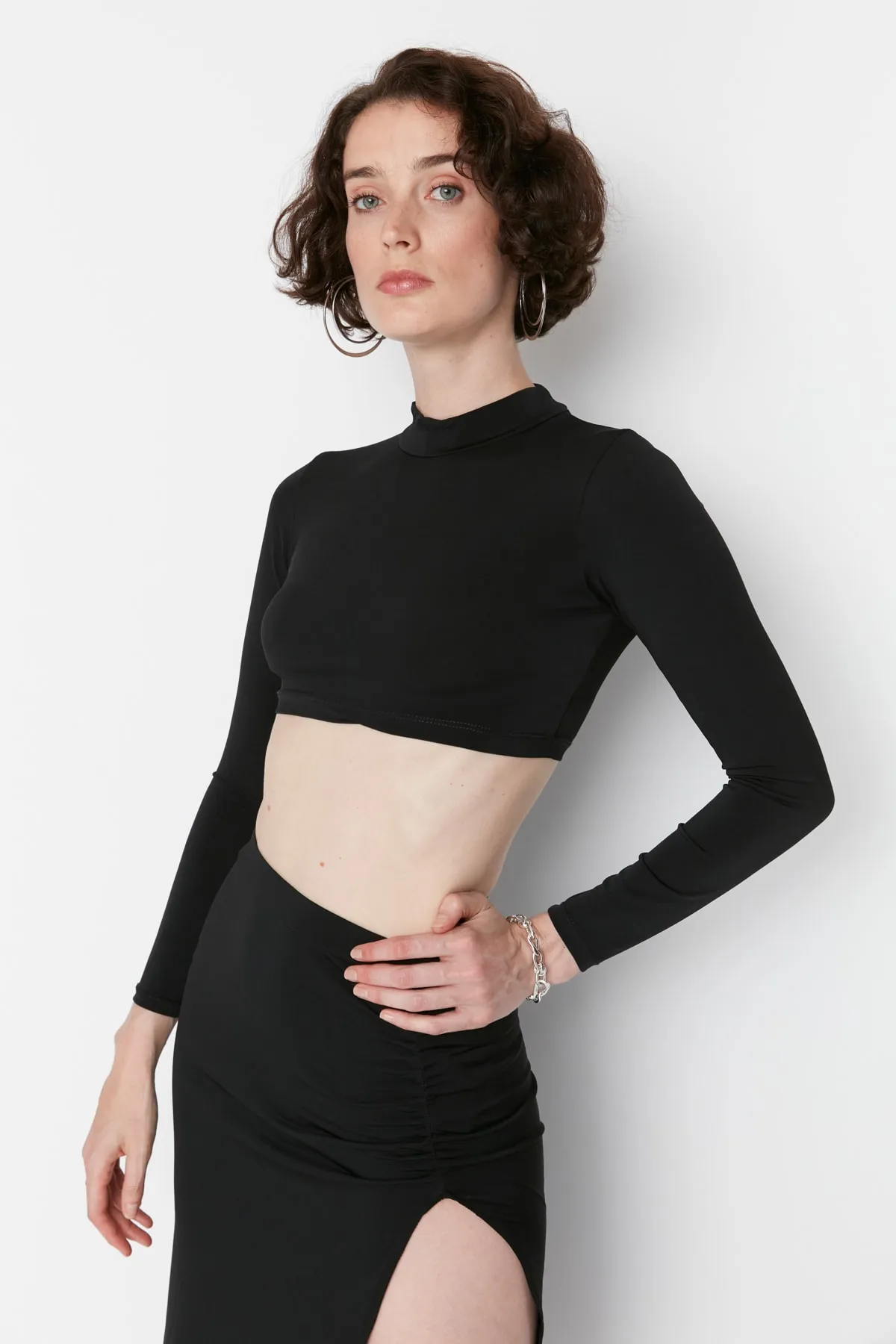 Trendyol Collection  Schwarzes Crop-Top-Set mit tiefem Schlitz und Raffung, flexiblem Strickoberteil und Unterteil TWOAW22AU0222