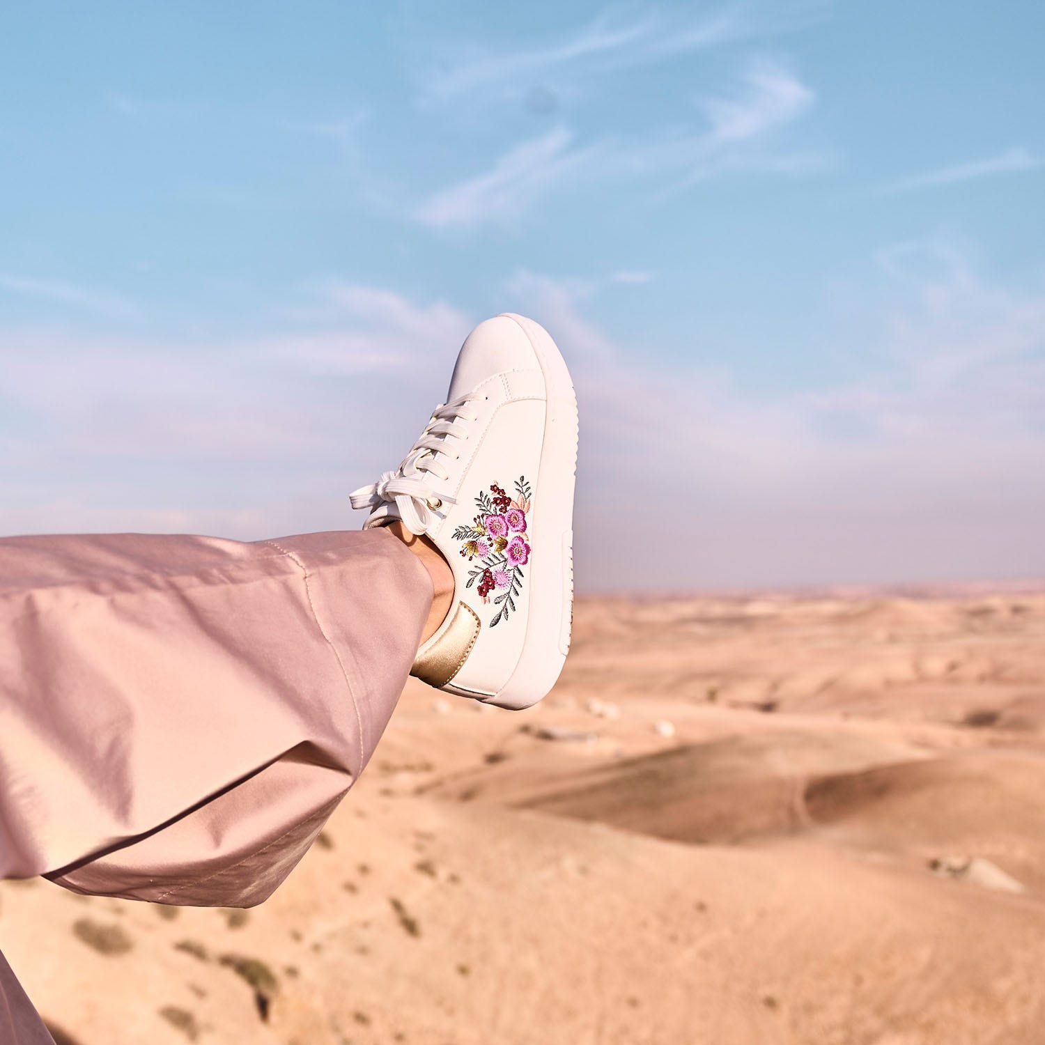 Tennis TEXTO blanche brodée fleurs roses